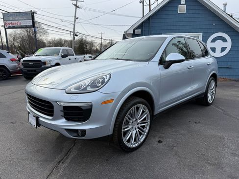 Used 2017 Porsche Cayenne Platinum Edition w/ Premium Package (PJV) image 3