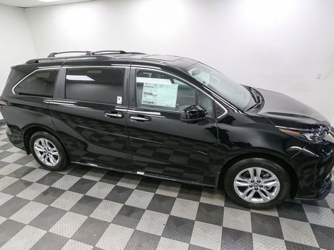 New 2026 Toyota Sienna XLE image 5