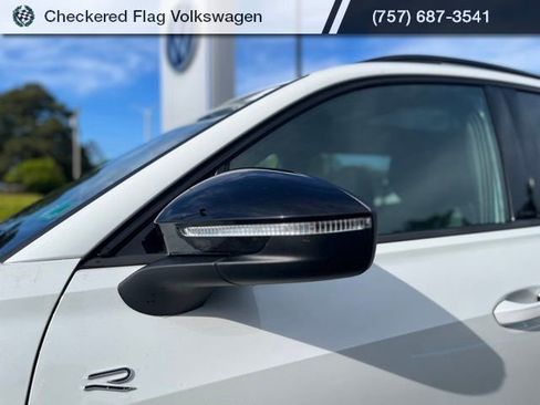 Used 2025 Volkswagen Tiguan SE R-Line AWD/4WD image 2