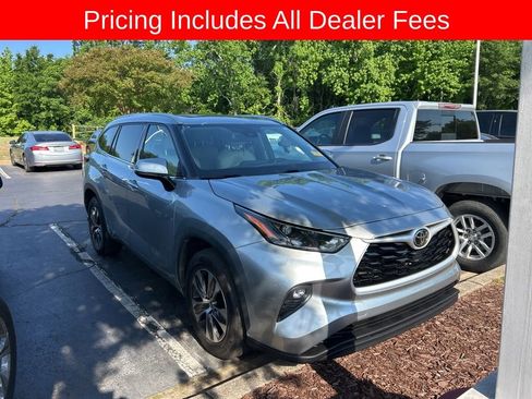 Used 2022 Toyota Highlander XLE FWD image 1