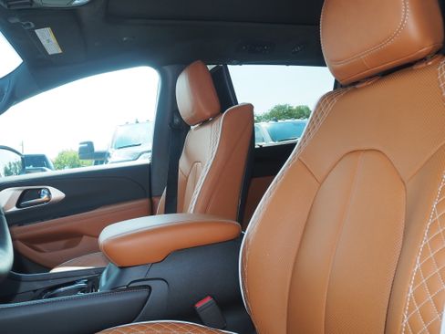 New 2026 Chrysler Pacifica Pinnacle image 14
