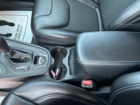 Used 2021 Jeep Cherokee Latitude Plus AWD/4WD image 19