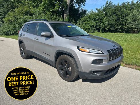 Used 2018 Jeep Cherokee Latitude w/ Altitude Package FWD image 1