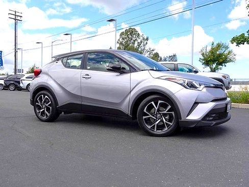 Used 2019 Toyota C-HR XLE FWD image 4