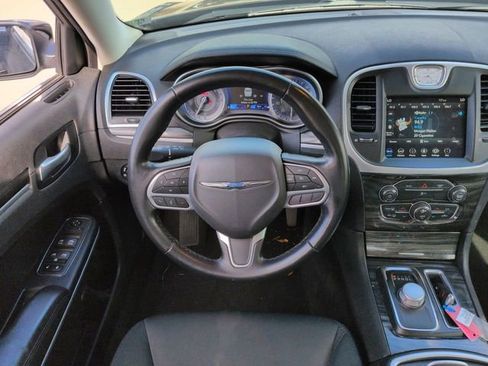 Used 2022 Chrysler 300 Touring image 15