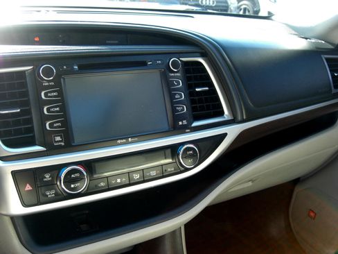 Used 2014 Toyota Highlander Limited image 9