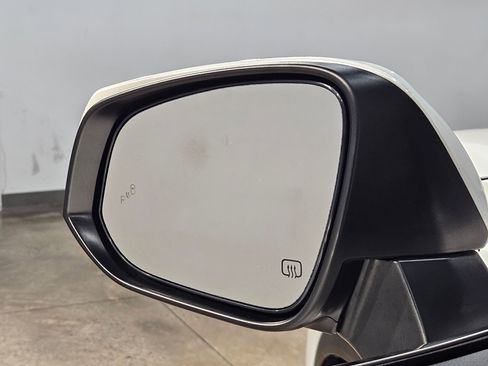 Used 2023 Toyota Highlander XLE FWD image 22