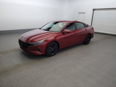 Used 2023 Hyundai Elantra SEL w/ Preferred Accessory Package FWD image 2