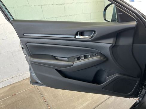 Used 2025 Nissan Altima 2.5 SV FWD image 18