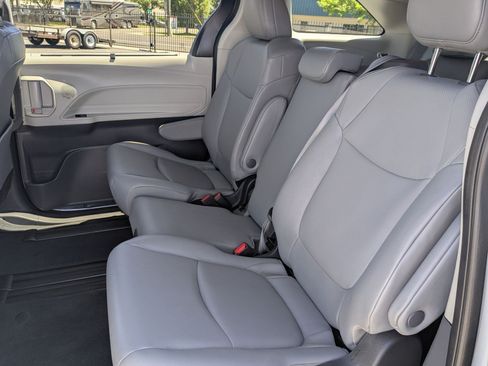 Used 2024 Toyota Sienna XLE FWD image 32