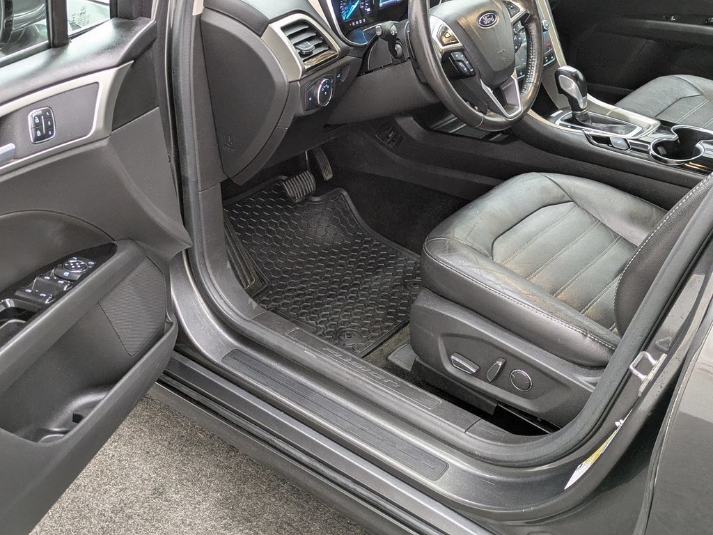Used 2015 Ford Fusion SE w/ Equipment Group 202A AWD/4WD image 30