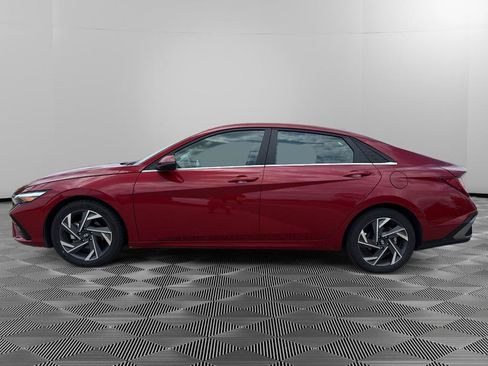 Used 2025 Hyundai Elantra Limited FWD image 2