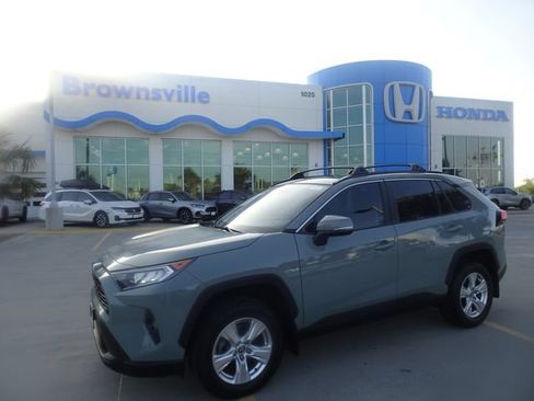 Used 2021 Toyota RAV4 XLE w/ Convenience Package FWD image 1