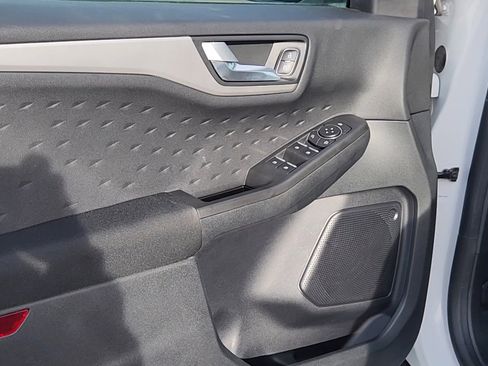 Used 2020 Ford Escape SE image 16