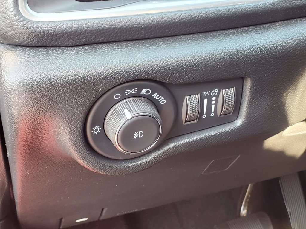 Used 2025 Chrysler Pacifica Limited AWD/4WD image 7