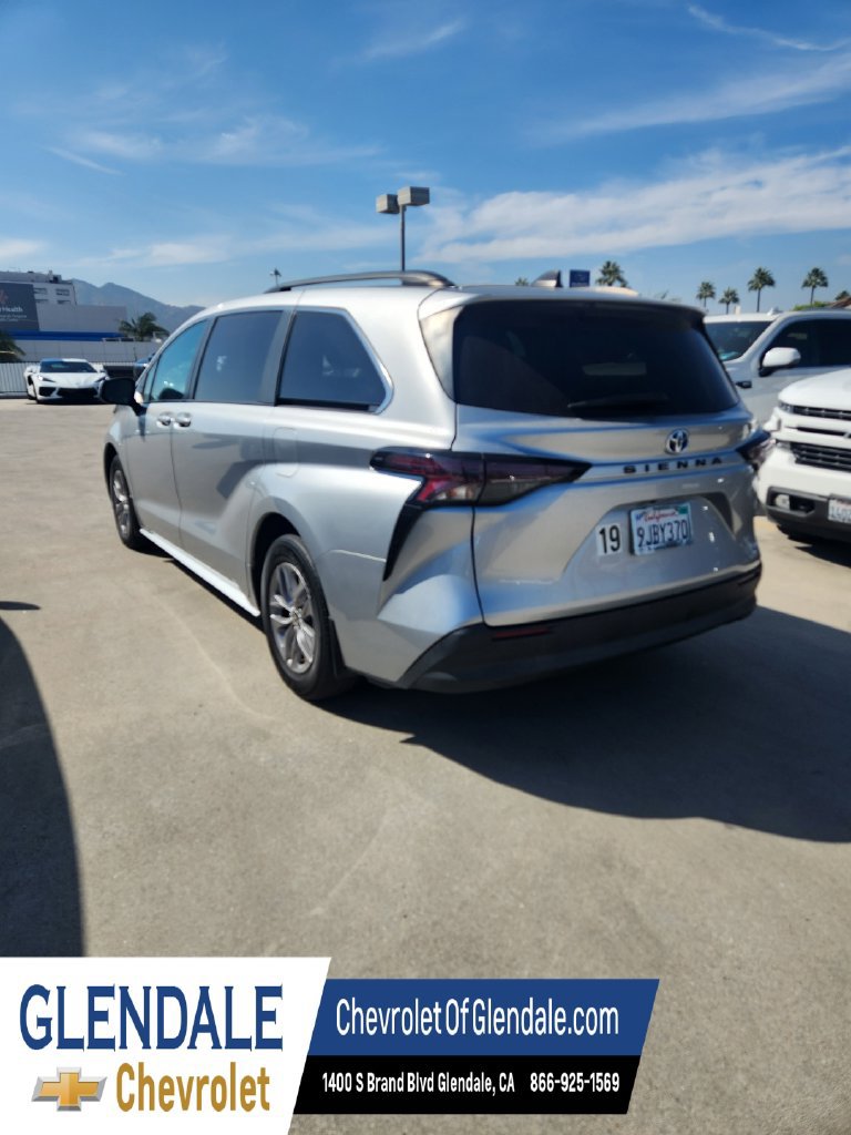 Used 2023 Toyota Sienna LE FWD image 4