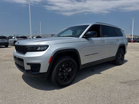 Used 2025 Jeep Grand Cherokee L Altitude AWD/4WD image 2
