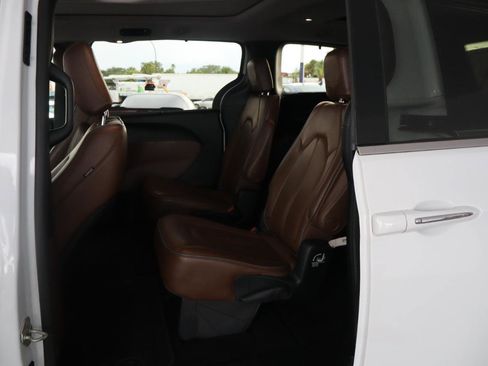 Used 2018 Chrysler Pacifica Limited w/ Advanced Safetytec Group FWD image 29