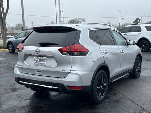 Used 2017 Nissan Rogue SV w/ SV Premium Package image 4