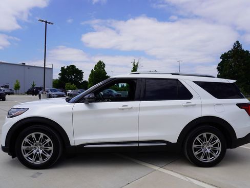 Used 2025 Ford Explorer Platinum RWD image 3