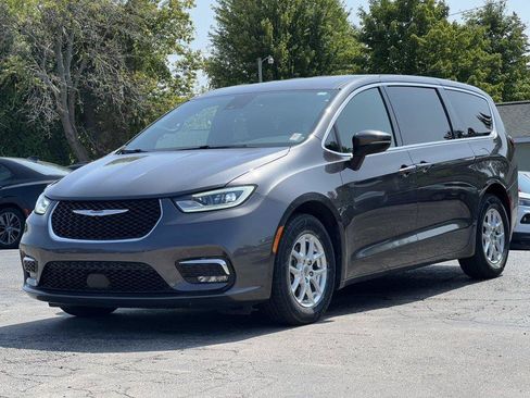 Used 2023 Chrysler Pacifica Touring FWD image 36