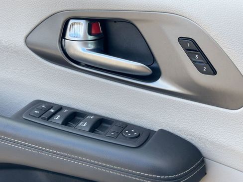Used 2023 Chrysler Pacifica Touring-L image 19