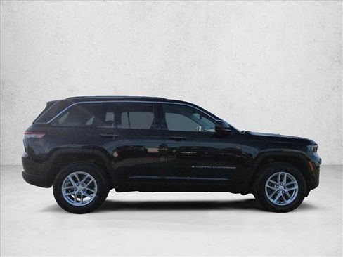 Used 2023 Jeep Grand Cherokee Laredo image 4
