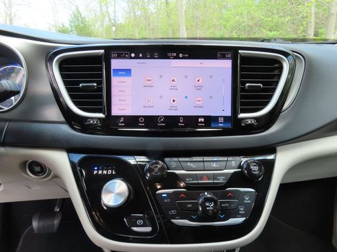 Used 2024 Chrysler Pacifica Touring-L FWD image 19