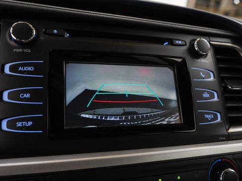 Used 2018 Toyota Highlander LE AWD/4WD image 27