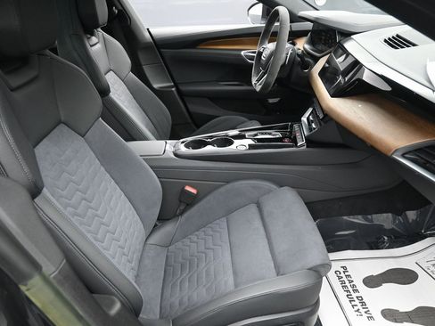 Used 2023 Audi e-tron GT Premium Plus image 37
