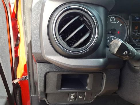 Used 2018 Toyota Tacoma TRD Sport image 28