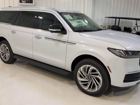 New 2026 Lincoln Navigator L Premier AWD/4WD image 3