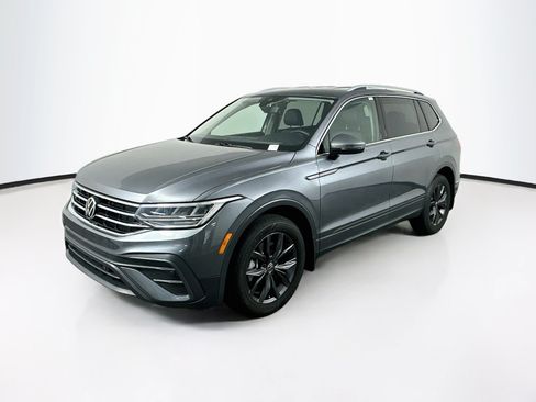 Used 2023 Volkswagen Tiguan SE FWD image 3