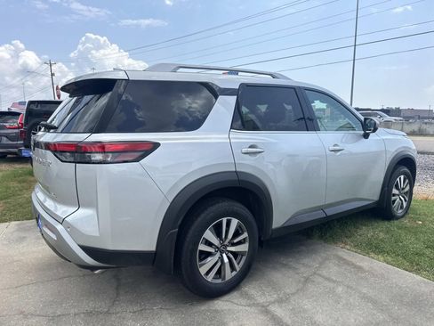 Used 2025 Nissan Pathfinder SL w/ Lighting Package (N92) FWD image 5