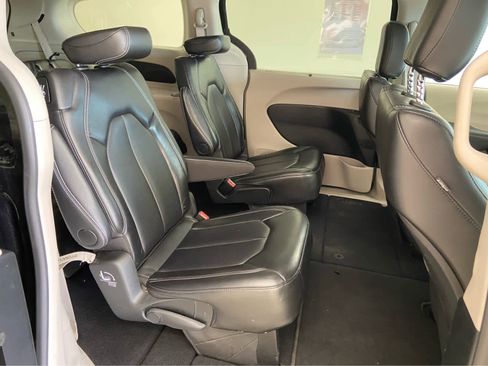Used 2024 Chrysler Pacifica Touring-L image 16