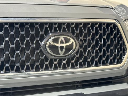 Used 2019 Toyota Tacoma TRD Off-Road w/ Technology Package AWD/4WD image 41