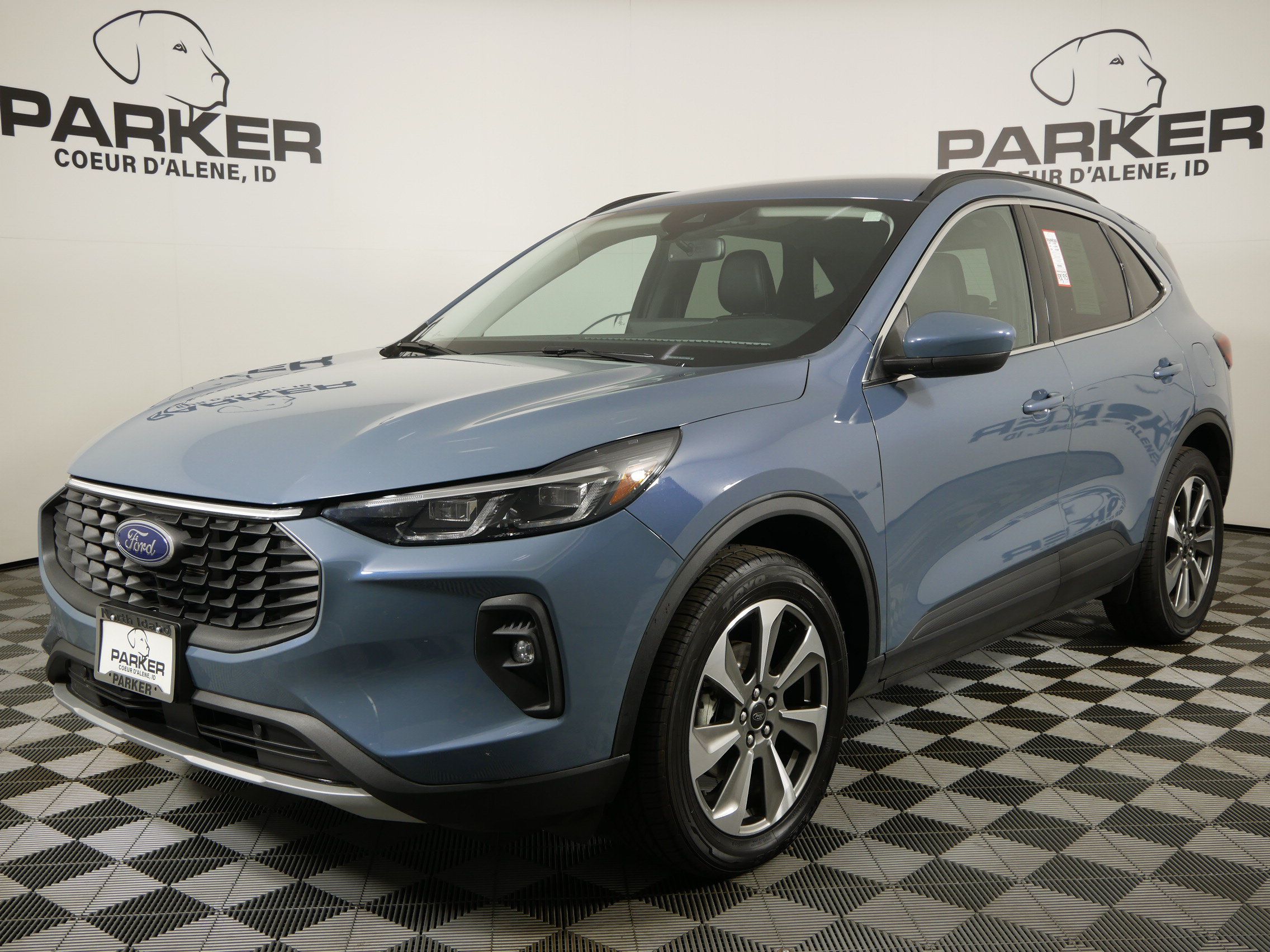 Used 2025 Ford Escape Platinum AWD/4WD image 1