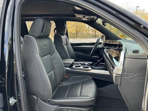 Used 2025 Cadillac Escalade ESV Premium Luxury image 56