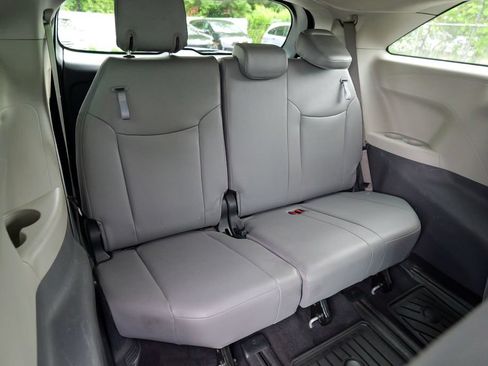 Used 2023 Toyota Sienna XLE FWD image 32