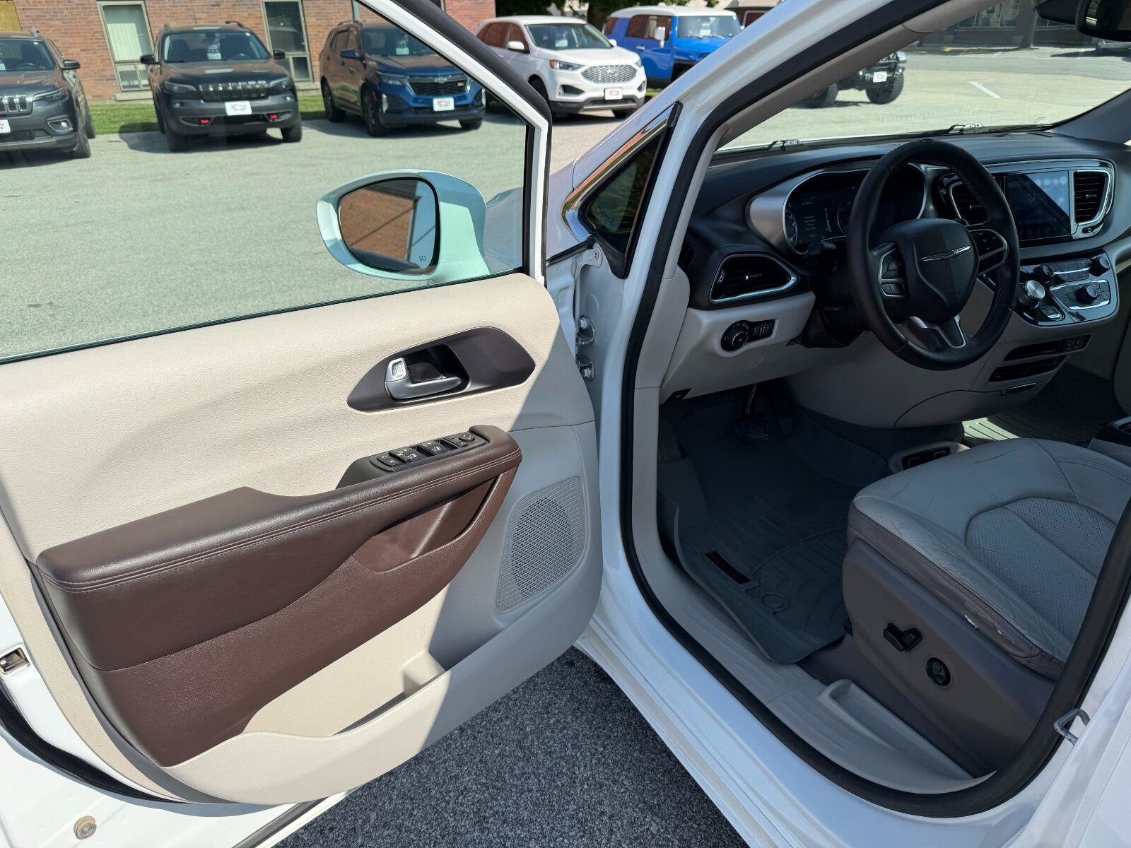 Used 2017 Chrysler Pacifica Touring-L Plus FWD image 8