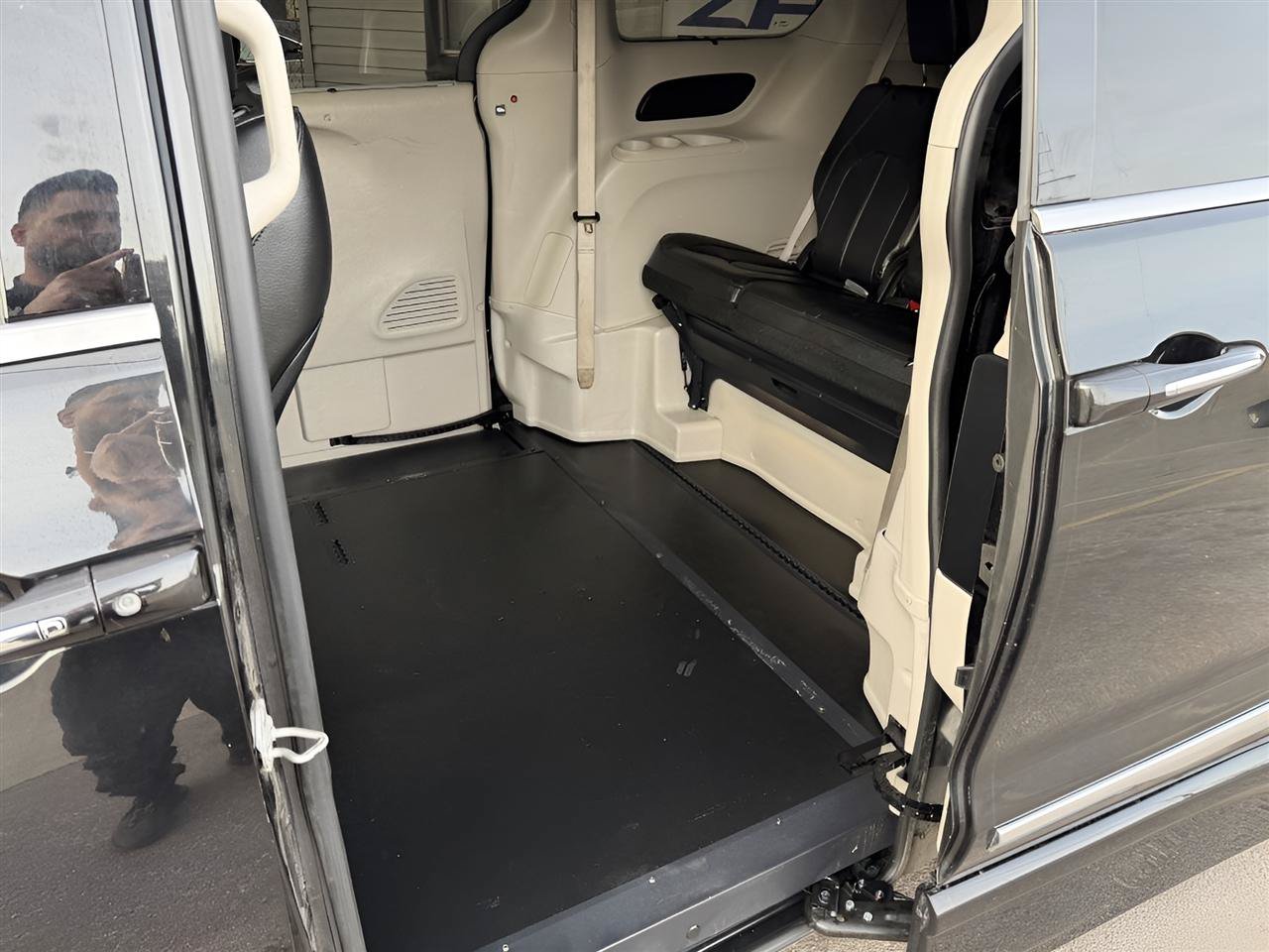 Used 2020 Chrysler Pacifica Touring-L FWD image 17
