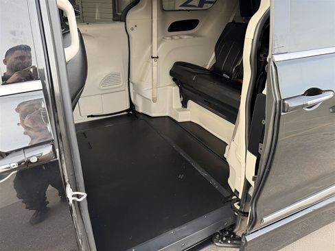 Used 2020 Chrysler Pacifica Touring-L FWD image 17