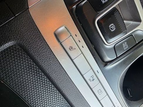 Used 2022 Kia Carnival LX FWD image 31
