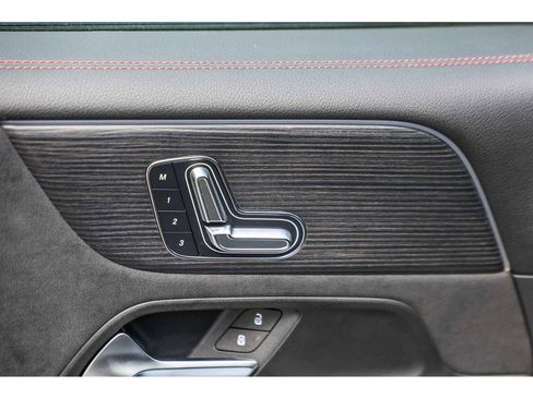 Used 2024 Mercedes-Benz EQB 300 4MATIC image 21