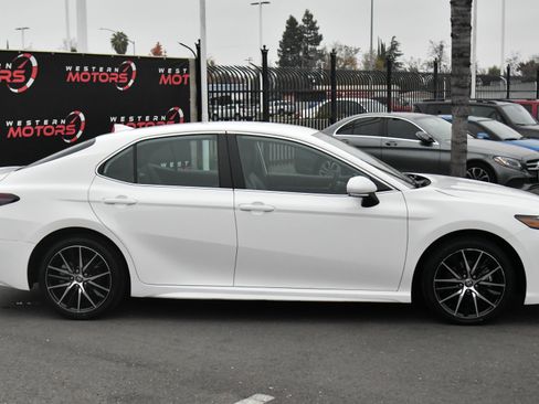 Used 2024 Toyota Camry SE image 9