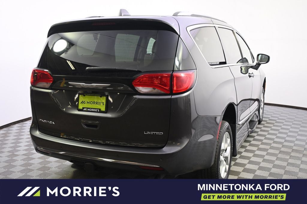 Used 2017 Chrysler Pacifica Limited FWD image 6