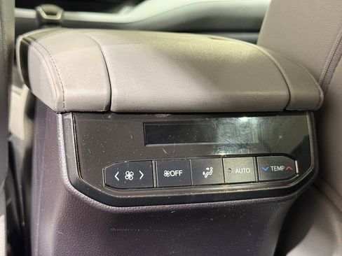 Used 2023 Toyota Highlander XLE AWD/4WD image 22