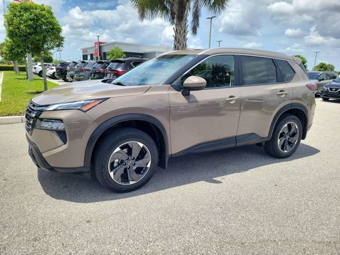 Used 2024 Nissan Rogue SV w/ SV Premium Package FWD image 6