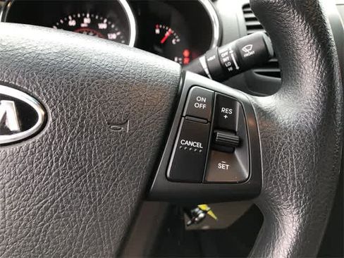 Used 2011 Kia Sorento LX image 18