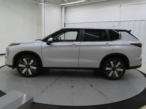 New 2025 Mitsubishi Outlander SE image 3